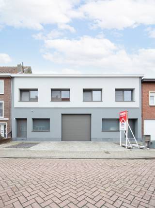 [[ DIT PAND NEEMT DEEL AAN DE ERA OPEN HUIZEN DAG OP 6/12 VAN 13:00 TOT 14:00 ]]
<p>Ontdek deze volledig gerenoveerde en energiezuinige eigendom in Boom-Noord, een rustige, kindvriendelijke buurt vlak bij scholen, winkels en de belangrijkste invalswegen richting Antwerpen en Brussel.</p><p>Het pand bestaat uit een woning met ruim appartement op de bovenverdieping en een magazijn/werkruimte op het gelijkvloers. Ideaal voor wie wonen en werken wil combineren, een zelfstandige activiteit uitoefent of gewoon houdt van extra ruimte en flexibiliteit.</p><p>De woning werd grondig gerenoveerd en voorzien van een moderne, geïsoleerde gevel (2015), dak- en vloerisolatie, en een gunstig EPC-label B. De hoogrendementsketel, warmtepomp, pelletkachel en 17 zonnepanelen zorgen voor een lage energiekost en een duurzaam wooncomfort.</p><p>Het bovenliggende appartement biedt een aangename leefruimte met veel lichtinval en toegang tot een prachtig houten terras, de ideale plek om te ontspannen of gezellig te barbecueën.</p><p><strong>Troeven:</strong></p><ul><li>Combinatie van wonen en werken (woning + magazijn)</li><li>Volledig gerenoveerd en uitstekend onderhouden</li><li>Gevel-, dak- en vloerisolatie</li><li>17 zonnepanelen, warmtepomp en pelletkachel</li><li>Gunstig EPC B</li><li>Groot, zonnig houten terras</li><li>Hoogrendementsketel</li><li>Gelegen in Boom-Noord, rustige buurt nabij scholen en invalswegen</li><li>Elektriciteit conform</li></ul><p>Een <strong>uniek en energiezuinig pand</strong> met karakter, ruimte en mogelijkheden, perfect voor gezinnen, zelfstandigen of investeerders!</p>