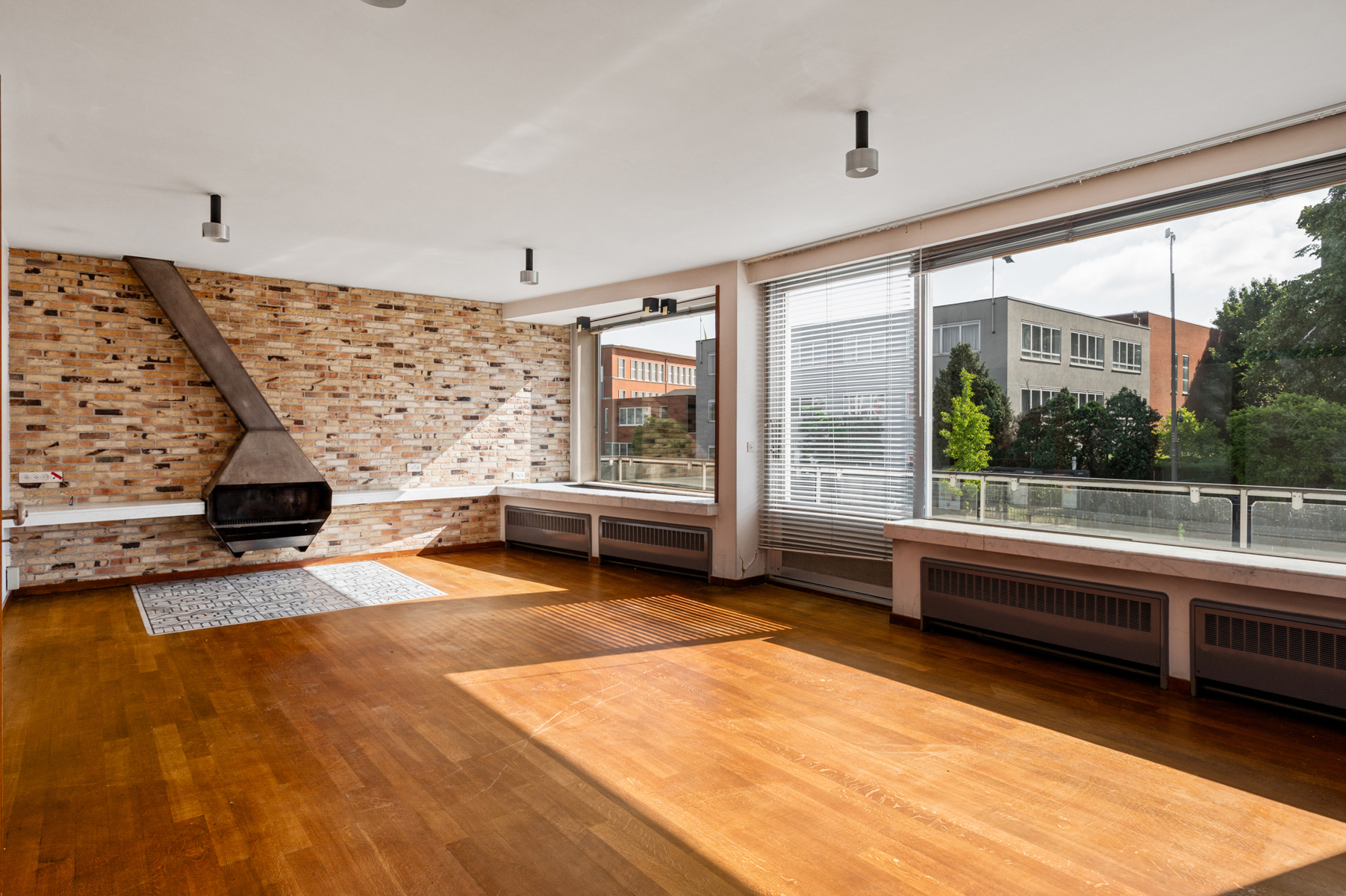 Karaktervolle woning met praktijkruimte en tuin – ontwerp C. Van de Velde - foto 2