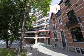 <p><span>Dit lichtrijke appartement op de eerste verdieping (160 m²) </span><span>heeft</span><span> </span><span>een uitstekende ligging en een kwalitatieve afwerking.</span></p><p><span> </span></p><p><span>Bij binnenkomst wordt u verwelkomd in een ruime inkomhal met een apart gastentoilet. De lichte leefruimte omvat een gezellige zithoek met sierhaard en een eetplaats die uitkomt op een terras met uitzicht op het Gulden Sporenplein. De leefkeuken is uitgerust met een keramische kookplaat, dubbele lavabo, oven, microgolfoven, veel opbergruimte en eveneens een terras.</span></p><p><span> </span></p><p><span>Het nachtgedeelte omvat drie ruime slaapkamers, waarvan één met inbouwkasten en één momenteel ingericht als bureel. De badkamer beschikt over een ligbad met douche, een wastafel en een extra toilet. Tot slot zijn er twee ruime bergingen.</span></p><p><span> </span></p><p><span>Verder be</span><span>schikt het appartement over een aparte kelderberging en een garagebox. (inbegrepen in de prijs)</span></p><p><span> </span></p><p><span>Algemene kosten: € 200,35/maand, provisie verwarming inclusief.</span></p><p><span> </span></p><p><span> </span></p><p><span>Optioneel kan er nog een dubbele garagebox worden aangekocht voor €40.000.</span></p><p><span> </span></p><p><span>Extra’s: veiligheidsdeur, parket, nieuw schuifraam in de living, twee terrassen,</span></p><p><span>opbergruimte, zeer veel lichtinval....</span></p><p><span> </span></p><p><span> </span></p><p><span> </span></p>