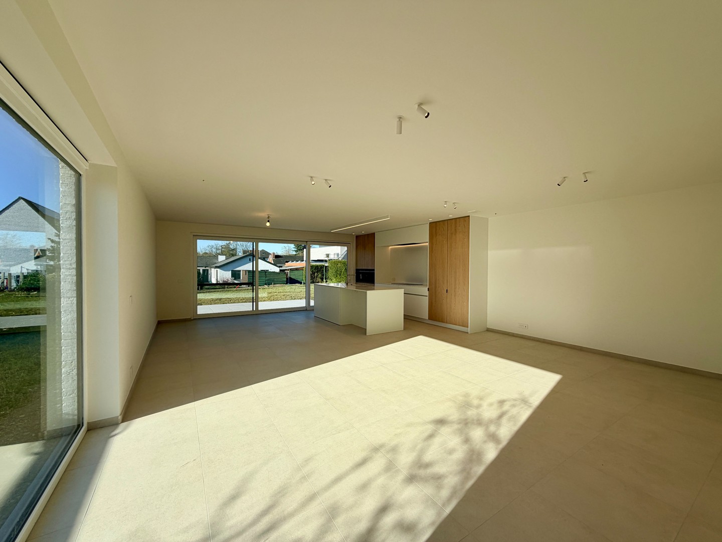 Halfopen nieuwbouwwoning op ruim perceel te centrum Tielt! - foto 2