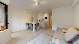 <br /><br /><br />Dit totaal vernieuwbouw  project  (zowel privatieven als gemeenschappelijke delen) bestaat uit verschillende appartementen en combineert modern wonen met een slimme investering: bij aankoop betaalt u geen BTW. Door de energie zuinigheid van de appartementen, met vloerverwarming, warmtepomp en zonnepanelen  investeert u zorgeloos in een kwaliteitsvolle woning met toekomstwaarde.<br />De type- appartementen hebben  twee slaapkamers  Het dakappartement beschikt over één slaapkamer en een ruim zuid gericht terras, ideaal om te genieten van zon en uitzicht. 