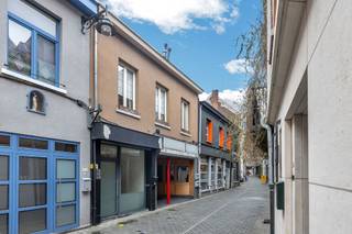 <p>Voor meer info of een bezoek, bel 053 59 49 32 - In de bruisende Sint-Jorisstraat, pal in het centrum van Aalst, bevindt zich deze <strong>unieke en veelzijdige eigendom</strong> bestaande uit <strong>twee volledig instapklare handelspanden en een luxueus afgewerkt appartement</strong>. Elk onderdeel beschikt over een <strong>afzonderlijke ingang</strong>, wat maximale flexibiliteit en uiteenlopende gebruiksmogelijkheden garandeert – ideaal voor ondernemers, zelfstandigen of investeerders die wonen en werken wensen te combineren. Het eerste handelspand (nr. 17a) heeft een oppervlakte van <strong>45 m²</strong> en werd volledig gerenoveerd. Deze ruimte is uitermate geschikt als winkel, kantoor of praktijkruimte en beschikt over een <strong>keuken en compacte badkamer</strong>, wat het professioneel gebruik bijzonder comfortabel maakt. Dankzij de kwalitatieve en verzorgde afwerking kan een nieuwe eigenaar of huurder hier onmiddellijk starten. Het tweede handelspand (nr. 19a) biedt met zijn <strong>135 m²</strong> een ruime en commerciële omgeving met tal van mogelijkheden. De <strong>brede etalage</strong> zorgt voor uitstekende visibiliteit en een sterke commerciële uitstraling. Ook dit pand is volledig instapklaar. Mits beperkte aanpassingswerken kan de volledige eigendom bovendien nog efficiënter worden ingericht of geoptimaliseerd volgens specifieke noden. Boven de handelspanden bevindt zich een <strong>stijlvol en hoogwaardig afgewerkt appartement</strong>, bereikbaar via een eigen toegang. Dit maakt het appartement perfect geschikt als verhuurunit met extra rendement, als privéwoonst voor de eigenaar of als combinatie van wonen en werken. De luxueuze afwerking en het hedendaags comfort staan garant voor aangenaam en kwalitatief wonen.</p><p>De eigendom geniet van een <strong>uitstekende topligging</strong> in de levendige Sint-Jorisstraat, op wandelafstand van winkels, horeca, openbaar vervoer en andere voorzieningen. De combinatie van commerciële zichtbaarheid en residentieel comfort maakt dit pand tot een bijzonder interessante opportuniteit met sterk investeringspotentieel. Bent u op zoek naar een veelzijdige eigendom op een absolute centrumlocatie? Dan is dit een unieke kans. Neem vandaag nog contact op voor meer informatie of een bezoek ter plaatse.</p>