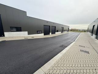 ALGEMEENDeze gloednieuwe bedrijfsunit maakt deel uit van een modern bedrijvenpark en combineert hoogwaardige materialen met een vlotte...