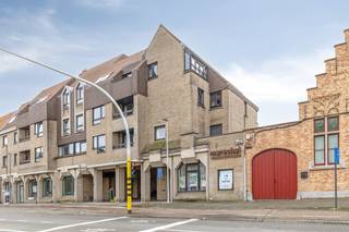 Bent u op zoek naar een zichtbare en strategische uitvalsbasis voor uw onderneming? Dit prachtig hoekkantoor aan het Gaston Roelandtsplein...