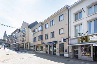 Cet appartement d'angle spacieux et lumineux situé au premier étage a une surface habitable de pas moins de 119 m2. <br />Le hall d'entrée (avec toilettes séparées) donne accès à un vaste espace de vie ouvert. Les nombreuses fenêtres et son emplacement à l'angle du bâtiment créent une sensation lumineuse et agréable. La cuisine est équipée de tout le confort moderne. A côté se trouve un débarras/buanderie avec les équipements nécessaires pour un lave-linge/sèche-linge. <br />Le hall d'entrée mène à la première chambre double spacieuse avec accès à une agréable et grande terrasse orientée au sud. Cette chambre peut également servir d'espace de travail ou de bureau. <br />Depuis l'espace de vie, vous avez accès à la salle de bains et à la deuxième chambre spacieuse via un hall de nuit. <br /><br />Atouts supplémentaires : <br />- parfaitement entretenu<br />- label B epc favorable <br />- appartement sans amiante<br />- chauffage central avec chaudière à gaz à condensation à haut rendement et vannes thermostatiques<br />- faibles charges générales (pas de frais d'entretien des ascenseurs) dans cette petite résidence de deux appartements seulement. <br />- mobiscore 8.9/10 : a.o. 5 écoles dans un rayon de 650m, arrêt de bus à 140m, entre centre commercial et Grand Place, ... <br />- possibilité de louer un parking couvert à 50m.<br />Vous souhaitez obtenir des informations complémentaires ou visiter l'immeuble ? Veuillez répondre via le clic « prendre rendez-vous » sur cette page. Je vous contacterai pour fixer un rendez-vous. Contact Pieter Cardoen, 0475 36 12 52, pieter@cornelis-partners.be