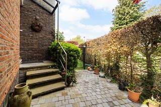 <p>Te koop: instapklare open woning nabij Brussel, ideaal voor professionals van de Europese Commissie, met vlotte bereikbaarheid en gelegen in een groene, residentiële omgeving.</p><p><br /></p><p>Deze woning uit 1973 combineert comfort met een strategische ligging. Op bereikbare afstand bevinden zich internationale scholen en voorzieningen evenals openbaar vervoer. De woning ligt in een rustige doodlopende straat en heeft voor de deur veel groenvoorzieningen waar kinderen veilig kunnen buitenspelen. De drie ruime slaapkamers bieden optimaal wooncomfort en de instapklare staat laat toe om meteen zorgeloos te verhuizen. Er zijn tevens nog 2 atelierruimtes voorzien en een zeer ruime garage voor twee wagens.</p><p><br /></p><p>Belangrijkste ruimtes:</p><p>• Ruime woonkamer (60,2 m²) met veel lichtinval</p><p>• Keuken (15,7 m²) met directe toegang tot de veranda</p><p>• Veranda (19,1 m²) als extra leefruimte</p><p>• Slaapkamer (23,8 m²) met plaats voor een grote kast</p><p>• Slaapkamer (19,2 m²) en slaapkamer (10,9 m²)</p><p>• Twee badkamers (6,0 m² en 7,3 m²)</p><p>• Inkomhal (13,9 m²) en nachthal (9,5 m²)</p><p>• Twee aparte toiletten</p><p><br /></p><p>Troeven:</p><p>• Ideale bereikbaarheid én in het centrum van Grimbergen</p><p>• Ruime slaapkamers</p><p>• Instapklaar</p>