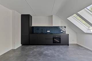<span><strong>**Ruime lichtrijke studio's nabij Gasthuisberg**</strong></span><br /><br />Aan de hoger gelegen Mechelsevest te Leuven, een uiterst rustige locatie maar strategisch goed gelegen kan je deze gerenoveerde studio's vinden. Deze renovaties werden gedaan met oog voor afwering, materiaalkeuze en optimalisatie van de ruimte. De grote raampartijen/ veluxen zorgen voor lichtrijke studio's. De unit is in realiteit groter dan de vermelde oppervlakte aangezien deze schuine wanden heeft, als dat geen leuk extratje is! Een fiets plaatsen kan in de voorziene gemeenschappelijke fietsenstalling. Deze units zijn ideaal voor starters, studenten, kopers werkende in Campus Gasthuisberg en omgeving. <br /><br /><span><strong>U leest het goed, de renovatie is reeds gedaan, het maken van een thuis is aan u ! Contacteer onze Expert Investeringsvastgoed Jacky: jacky@connect-immo.be </strong></span>