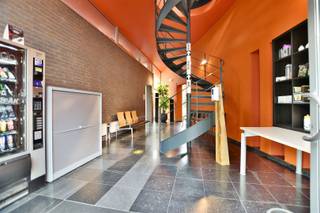 <p><span>Kantoorruimte binnen paramedisch sportcentrum Division 92</span></p><p><span> </span></p><p><span>Zoekt u als medicus, para-medicus of aanverwante een praktijkruimte binnen een dienstencentrum</span><span>, dan is deze ruimte zeker iets voor u !</span></p><p><span>In het centrum kan je reeds terecht voor</span><span> revalidatie, podologie, voedingsadvies -en supplementen, massage, zwemlessen en een uitgebreid aanbod aan andere sportlessen.</span><span> Een aanvulling van dit mooie team geeft extra mogelijkheden.</span></p><p><span> </span></p><p><span>Het kantoor is gelegen op het gelijkvloers van een recent gebouw en situeert zich naast een gewestweg wat een zeer goede bereikbaarheid garandeert. Bovendien zijn er voldoende parkeerplaatsen voorzien.</span></p><p><span>Het complex is toegankelijk via elektronische toegang.</span></p><p><span> </span></p><p><span>Privatief is het een kantoorruimte van </span><span>50m²</span><span>, voorzien van een hele kastenwand. Eventuele aanpassingen mogelijk door verhuurder in samenspraak.</span></p><p><span> </span></p><p><span>Gemeenschappelijk</span><span> is er: een inkomhal, toiletten, opslagplaats, vergaderruimte, gemeenschappelijke ICT voorzieningen, gemeenschappelijke ontspannings- en lunchruimte.</span></p><p><span>Men kan gebruik maken van een gemeenschappelijke site met inboekingsmogelijkheid voor afspraken, het onderhoud wordt gedaan, de elektriciteitsvoorziening wordt geleverd, gebruik van internet is inclusief, alarmbeveiliging, drankvoorziening met automaten, ... </span></p><p><span> </span></p><p><span>Maandelijkse huurprijs:</span><span> € 750 + BTW (incl. alle diensten en gemeenschappelijke voordelen zoals verbruikskosten/nutsvoorzieningen/verwarming, airco, ingebouwde muziek installatie in de plafonds en internet voorzien waar men rekening mee moet houden.</span></p><p><span>Beschikbaar</span><span>: onmiddellijk of bespreekbaar</span></p><p><span> </span></p><p><span>Voor verdere info of een bezoek ter plaatse, contact T. 052/55.55.55 of mailen naar <span>info@immotwins.be</span></span><span> </span></p>