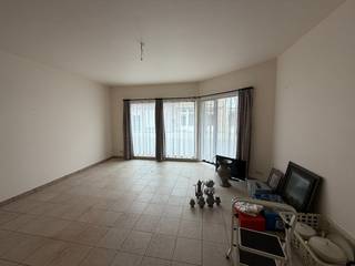 In een kleinschalige residentie te centrum Sleidinge, stellen wij u graag dit gelijkvloers appartement voor. Winkels, scholen, bus/trein zijn allemaal op wandelafstand verwijderd van het appartement. <br /><br />Het appartement bestaat uit een ingerichte keuken, een ruime living, berging, badkamer en 1 slaapkamer. Er is ook een garage bijhorend bij het appartement, deze zit vervat in de gepubliceerde huurprijs. <br /><br />Per 01/09/2026 vrij. <br /><br />Wenst u deze woning te bezichtigen? Reserveer dan eenvoudig uw tijdslot via onze website (immovercruysse.be > Te huur > selecteer dit pand > klik op 'Plan uw bezoek' > reserveer het gewenste tijdslot). Let op, telefonisch en per mail worden geen bezoeken ingepland.