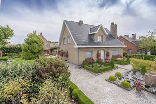 Ce bâtiment ouvert de pas moins de 4 chambres est à vendre sur un terrain de 767 m². La maison est située dans un quartier résidentiel calme dans une impasse à Wevelgem, avec une connexion facile au centre et aux principales routes d'accès.Disposition :Rez-de-chaussée :- Hall d'entrée spacieux avec toilettes séparées- Une première pièce, idéale comme chambre de plain-pied ou espace bureau- Espace de vie lumineux sur parquet avec vue sur le jardin- Cuisine équipée avec de grandes fenêtres- Jardin entièrement paysager orienté vers le zoo- Garage spacieux Premier étage : - 3 chambres- Salle de bain avec lavabo, baignoire et toilettes- Espace de rangementAvantages :- Situation calme dans une impasse- Eau de pluie disponible- Beau jardin entièrement aménagé - Présence de panneaux solairesUn atout supplémentaire ! : Possibilité d'acheter le terrain adjacent (677 m²) pour 250 000€.Vous recherchez une villa majestueuse dans un endroit central et calme à Wevelgem ? Alors cela vaut vraiment le détour !Les visites de cette maison auront lieu sur rendez-vous le mardi 14 octobre et le jeudi 16 octobre. Les offres peuvent être placées au plus tard le samedi 18 octobre à 15 h.Vous souhaitez obtenir plus d'informations sur cette propriété ou vous souhaitez visiter le site ?Contactez Sarah Hanson (0493 25 46 80) - sarah.hanson@dewaele.com