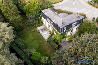 De unieke gevelarchitectuur, de prachtige leefruimtes en de royale tuin maken van deze villa een toonbeeld van klasse en charme. Gebouwd in de geest van de Belle Époque, verrijkt met authentieke elementen zoals sierlijk smeedwerk, elegante parketvloeren, zwart-wit mozaïektegels en art-deco accenten, straalt de woning een warme en tijdloze elegantie uit.<br /><br />Deze karaktervolle villa werd in 1935 gebouwd in opdracht van dokter Casteels en onderging intussen verschillende upgrades in de periode 2008 - 2012 (ramen, daken, keuken, vloeren…), steeds met behoud van haar authentieke uitstraling. Ze beschikt over een bewoonbare oppervlakte van ca. 285 m² (exclusief kelder van 100 m²) en is gelegen op een perceel van 2694 m² met een straatbreedte van +/- 60 m.<br /><br />U wordt verwelkomd in een ruime inkomhal met elegante vloer en prachtige glas-in-looddetails. De woning beschikt over drie aparte leefruimtes. De woonkamer, voorzien van een parketvloer in visgraatmotief en overvloedige lichtinval, ademt charme en gezelligheid uit. De twee andere leefruimtes zijn uitgerust met een open haard en kunnen perfect ingericht worden als home office, tv-kamer of bibliotheek. De landelijke keuken combineert warmte en functionaliteit met haar houten kasten en duurzaam Everhot fornuis, terwijl u geniet van een mooi uitzicht op de groene omgeving.<br /><br />Een elegante trap leidt naar de verdieping, waar grote raampartijen de ruimte laten baden in natuurlijk licht. Hier vindt u de master bedroom met inloopdressing en ensuite badkamer. Daarnaast zijn er twee ruime kinderkamers en een tweede badkamer, elk met eigen sanitair. De woning is bovendien volledig onderkelderd.<br /><br />Aan de achterzijde ligt een ruim terras, omringd door groen, waar u in alle privacy kan genieten. De royale tuin met volwassen bomen en intieme hoekjes ademt rust uit en biedt volop ruimte voor ontspanning en spel. Zowel de oude vijverpartij als de schommel aan de monumentale boom nodigen uit tot nostalgische momenten. Dankzij de brede voetweg is het domein zowel langs de straatzijde als via de achterzijde goed bereikbaar.<br /><br />EPC D / Dubbel Glas – Hout – (elektrische) Rolluiken / Lucht-Luchtwarmtepomp / CV Radiatoren / ... Beperkte KI 1.336 EURO.<br /><br />Deze villa combineert wonen en werken op unieke wijze. Vrije beroepers of zelfstandigen vinden hier de ideale plek voor een eigen bureau of praktijkruimte. Liever een andere invulling? De woning kan evengoed omgevormd worden tot een sfeervolle B&amp;B, een stijlvol restaurant of een exclusieve belevingsplek. Zelfs de tuin kan extra potentieel bieden voor een tiny house, bureelruimte, apart kantoor of ander project te realiseren - Steeds onder voorbehoud van omgevingsvergunning, af te stemmen met dienst stedenbouw.<br /><br />Gelegen nabij het centrum van Meldert en op slechts enkele minuten van het oprittencomplex Affligem (E40 Brussel – Gent). Grootwarenhuizen, scholen en openbaar vervoer bevinden zich in de nabije omgeving. Voor wie wil onthaasten, zijn er tal van wandel- en fietsmogelijkheden langs uitgestrekte weides of in het nabijgelegen Kravaalbos.<br /><br />Kortom: hier woont u in een exclusieve setting, volledig omringd door groen en toch vlot bereikbaar. Een uitzonderlijke parel in haar prijsklasse – wordt dit uw nieuwe thuis?