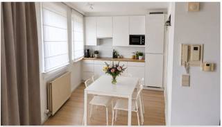 <strong>Ruim en lichtrijk appartement op de derde verdieping, ideaal gelegen met een uitstekende bereikbaarheid.</strong><br />Derde verdieping: Ruime inkomhal, WC, berging / wasplaats, living met open keuken en terras.<br />2 ruime slaapkamers en badkamer voorzien van dubbele lavabo en bad met douche.<br />Verdieping -1: 1 autostaanplaats en ruime kelder.<br />Extra informatie: Airco aanwezig in de living.