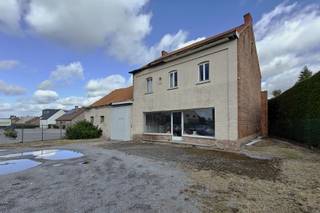 Dit handelspand met woonst met een grondoppervlakte van 21a30ca ligt op de Steenweg in Diepenbeek. De Steenweg is een gewestweg die Diepenbeek...