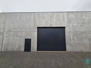 Nieuwbouwunit voor opslag van goederen gelegen in kleine KMO-zone.Indeling: Open opslagruimte van 285m².Ruime sectionaalpoort aanwezig alsook is de...