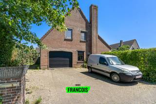 Welkom in deze ruime villa op een toplocatie te Bredene. Het pand is gelegen in een verkeersluwe buurt nabij de duinen. De woning beschikt daarenboven over een riante tuin, waardoor het hier steeds aangenaam vertoeven is.<br /><br />Bij het betreden van de woonst is er eerst en vooral een inkomhal. Aansluitend is er de ruime leefkamer. Hier is er plaats voor een eet-en leefplek alsook een extra hobby/bureauruimte. Dankzij de vele raampartijen is het hier steeds lichtrijk. De veranda vormt een aangename ruimte om het hele jaar door te genieten van de fraaie tuin. <br /><br />Aanpalend bevindt zich de keuken. Hier heeft u de nodige apparatuur alsook een extra eethoek. Verder is er hier nog een extra technische ruimte met aansluiting voor een wasmachine. <br /><br />U beschikt daarenboven over een grote relaxatieruimte, voorzien van een sauna, douche en afzonderlijk toilet; perfect om helemaal tot rust te komen! <br /><br />Op de verdieping van de woning zijn er in totaal vier slaapkamers en is er nog een extra badkamer met een ligbad. <br /><br />Dankzij de garage en zeer ruime oprit is er tevens voldoende plaats om uw wagen te plaatsen. <br /><br />Tot slot is er dan nog de riante tuin. Deze vormt de kers op de taart met een ruim gras-en terrasgedeelte. Dankzij de groene haag is er steeds de nodige privacy. <br /><br />Technisch pluspunt: de woning beschikt over een warmtepomp en zonnepanelen. <br /><br />Bent u op zoek naar een volledig instapklare woning? <br /><br />Aarzel dan niet en neem contact op voor meer info of een afspraak! <br /><br />