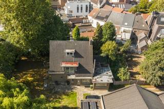 <p><span>Ruime woning vlakbij het centrum van Oudenaarde.</span></p><p><span> </span></p><p><span>INDELING</span></p><p><span>De woning omvat een ruime inkomhal met gastentoilet.</span></p><p><span>Verder heb je op de gelijkvloerse verdieping een grote, moderne leefkeuken en een ruime living.</span></p><p><span>Op de eerste verdieping heb je 3 grote slaapkamers en een badkamer.</span></p><p><span>De woning heeft een vaste trap naar de zolder waar nog kamers kunnen bij gemaakt worden.</span></p><p><span>Rondom de woning is er een grote tuin met mooie, oude bomen.</span></p><p><span> </span></p><p><span>LIGGING</span></p><p><span>De woning is tevens toegankelijk via de poort Gentstraat 31, deze woning geniet een erfdienstbaarbeid over dit perceel.</span></p><p><span> </span></p><p><span>PRAKTISCH</span></p><p><span>Voor meer info en/of een afspraak bel Eefje van Immo d'hondt 0498 88 88 89</span></p><p><span> </span></p><p><span>De woning wordt momenteel als bureel gebruikt, om een beter ruimtelijk inzicht te geven hebben we het AI de kantoorinrichting verwijderd.</span></p><p><span> </span></p>