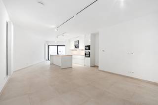 <p>Te koop: charmante gesloten woning in de Plezantstraat, Bazel, gelegen in een rustige woonkern nabij scholen, openbaar vervoer en invalswegen.</p>

<p>Deze woning biedt een comfortabele indeling en een EPC-label B, wat zorgt voor een energiezuinige leefomgeving. De ruime living vormt het hart van het huis, terwijl de volledig ingebouwde keuken met inductiekookplaat en vaatwasser ideaal is voor wie graag kookt. De aanwezigheid van een koer biedt een aangename buitenruimte, perfect voor ontspanning. Dankzij de ligging in een residentiële buurt geniet u van een sociale omgeving met alle voorzieningen binnen handbereik.</p>

<p>Belangrijkste ruimtes:<br />• Ruime living (44,61 m²) met veel lichtinval<br />• Volledig ingebouwde keuken met inductiekookplaat, oven, koelkast, vaatwasser en ingemaakte kasten<br />• Twee slaapkamers (25,85 m² en 13,33 m²)<br />• Badkamer (8,12 m²) met inloopdouche<br />• Koer (14,46 m²) als buitenruimte<br />• Wasplaats (2,82 m²)<br />• Twee toiletten, waarvan één met handenwasser</p>

<p>Troeven:<br />• Energiezuinig dankzij EPC-label B<br />• Rustige ligging in woonkern nabij scholen en openbaar vervoer<br />• Volledig uitgeruste keuken</p>

<p>Neem vandaag nog contact op met je ERA-makelaar voor een bezoek.<br />JOUW DROOMHUIS. ZO GEVONDEN!</p>