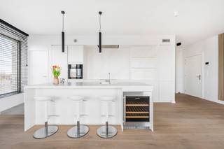 <p>Op een gegeerde locatie nabij het bruisende centrum van Antwerpen bevindt zich deze stijlvolle penthouse van ca. 126 m², een unieke combinatie van ruimte, licht en discretie.</p>
<p>Als enige appartement op de bovenste verdieping geniet u hier van volledige privacy en rust. De penthouse is rechtstreeks bereikbaar via lift en trap, wat zorgt voor een bijzonder comfortabel en exclusief woongevoel.</p>
<p>Bij het binnenkomen wordt u verwelkomd in een verzorgde inkomhal met ingemaakte kasten en een apart gastentoilet. De ruime leefruimte met open, volledig geïnstalleerde keuken vormt het kloppende hart van de woning. Dankzij de grote raampartijen baadt deze ruimte in natuurlijk licht en ontstaat er een aangename connectie met het terras.</p>
<p>Aansluitend bevindt zich een praktische berging, ideaal als wasruimte of extra opslag.</p>
<p>De penthouse beschikt over twee volwaardige slaapkamers, waarvan één voorzien is van ingemaakte kasten. De badkamer is stijlvol afgewerkt en uitgerust met een inloopdouche, dubbele lavabo en een tweede toilet.</p>
<p>Het absolute pronkstuk is het ruime, zonnige terras waar u in alle rust en privacy kan genieten, een zeldzaam gegeven midden in de stad. <span></span></p>
<p>Verder beschikt het appartement over een privatieve autostaanplaats met achterliggende berging en een gemeenschappelijke fietsenstalling.</p>