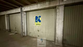 In het centrum van Deinze bieden wij deze ruime dubbele garagebox aan, ideaal voor het parkeren van twee wagens achter elkaar, extra opslagruimte of als interessante investering.<br /><br />De garage heeft een oppervlakte van ongeveer 30 vkm en een diepte van circa 10,5 meter wat uitzonderlijk ruim is en tal van mogelijkheden biedt. <br /><br />De garagebox is momenteel verhuurd wat dit pand ook interessant maakt voor investeerders die op zoek zijn naar een onmiddellijk rendement.<br /><br />Troeven:<br />- Centrale ligging in Deinze<br />- Dubbele garagebox (2 wagens achter elkaar)<br />- Oppervlakte ca. 30 vkm<br />- Diepte ± 10,5 meter<br />- Reeds verhuurd – interessante investering