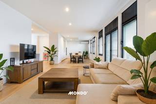 Découvrez Anvers au plus haut niveau. Au-dessus de la ville animée, dans le joyau emblématique de l'Art Déco, Résidence la France, se trouve ce penthouse prêt à emménager. Alors que de nombreux appartements exigent un compromis entre emplacement, espace et finition, cette propriété offre une combinaison rare de classe architecturale, de confort moderne intransigeant et une vue phénoménale.<br /><br />Votre décor quotidien est l'impressionnante skyline d'Anvers. Grâce aux fenêtres du sol au plafond et à la largeur généreuse de l'espace de vie, la lumière entre abondamment. Ici, vous pourrez profiter d'une vue dégagée qui ne se lassera jamais.<br /><br />Derrière la façade historique imposante se cache un chef-d'œuvre de design contemporain. L'intérieur a été conçu de manière épurée et minimaliste, avec une attention portée aux moindres détails. Les parquets en chêne chaleureux brisent les lignes épurées et apportent de l'atmosphère, tandis que la climatisation intégrée assure un climat intérieur parfait.<br /><br />Les trois chambres complètes ont été conçues comme des havres de paix. Équipées de mobilier sur mesure et de placards intégrés, elles offrent une atmosphère calme et ordonnée. Un véritable havre de paix, bien au-dessus de l'agitation de la ville.<br /><br />Situé sur la prestigieuse Jan Van Rijswijcklaan, vous alliez le cachet à une mobilité maximale. Vous êtes à deux pas du Ring d'Anvers, des routes principales et du centre-ville, avec toutes les formes de transports en commun littéralement à votre porte.<br /><br />Il ne s'agit pas d'un appartement standard ; c'est une déclaration. Une base idéale pour ceux qui recherchent un chez-soi luxueux, privé et parfaitement fini, sans compromettre la connectivité.<br />Êtes-vous prêt à vivre cette vue par vous-même et à ressentir l'espace ? Contactez-nous dès aujourd'hui pour une visite discrète.<br />📞 Appelez Tim: 0483 60 60 60<br />📧 E-mail: tim@mondovastgoed.be<br />📍 Mondo Vastgoed - Agents immobiliers mais différemment.