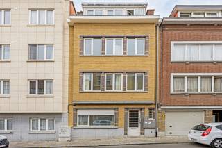 <p><strong><em>Interessante opbrengsteigendom bestaande uit 1 appartement, 1 studio en 5 kamers gelegen op een uitstekende locatie in het centrum van Leuven.</em></strong></p><p><strong><em>Uitstekende locatie in de buurt van de Naamsepoort. Studentikoze buurt. Heel vlotte verbindingen naar verschillende campussen in de stad, evenals sportkot, campus Arenbergh en campus Gasthuisberg. Makkelijk te verhuren.</em></strong></p><p> </p><p>Het gebouw is helemaal in orde. Het werd grondig gerenoveerd in 2012 en 2020.</p><p>Er werden recent nog aanpassingen gedaan in het kader van de brandveiligheid. Er werd dan ook een nieuw, positief brandpreventieverslag afgeleverd.</p><p>Ook de elektriciteit is conform. Gunstige epc-labels.</p><p> </p><p>Alle entiteiten zijn verhuurd. Zowel studenten als niet-studenten zijn mogelijk.</p><p>Huurcontracten en plaatsbeschrijvingen zijn geregistreerd; waarborgen zijn gesteld.</p><p>Maandelijkse bruto huuropbrengst: 4.741,75 €</p><p>Jaarlijks bruto huuropbrengst: 56.901,00 €</p><p>Bruto rendement: 3,95% (incl registratierechten en notariskosten)</p><p> </p><p><strong><u>Beschrijving gebouw:</u></strong></p><p><strong><u>Kelder:</u></strong></p><p>Tellerlokaal en veel bergruimte</p><p> </p><p><strong><u>Gelijkvloers:</u></strong></p><p>Gemeenschappelijke inkomhal.</p><p>De fietsenkoer is achteraan bereikbaar via de Constantin Meunierstraat.</p><p> </p><p><strong>studio 00.01</strong></p><p>Leefruimte met keukenmeubel en met slaaphoek: 28,55 m² - Badkamer: 4,91 m² (toilet – douche – wastafel)</p><p>Totale opp: <strong>33,46 m²</strong></p><p>EPC: 263 kWh/m²/jaar (label C) - Asbestinventaris: geen asbest</p><p>Elektriciteit: individuele teller - Water: individuele teller - Gas: individuele teller.</p><p>Huurprijs: 750 €/maand - Provisie: 0 €</p><p> </p><p><strong>Appartement 00.02</strong> (met één kamer)</p><p>Inkomhal met berging: 4,94 m² - Toilet: 0,93 m² - Badkamer: 9,49 m² (toilet - douche – wastafel) - Slaapkamer: 13,01 m² - Woonkamer met open keuken: 30,50 m²</p><p>Totale opp: <strong>58,87 m²</strong></p><p>EPC: 214 kWh/m²/jaar (label C) - Asbestinventaris: geen asbest</p><p>Elektriciteit: individuele teller - Water: individuele teller - Gas: individuele teller.</p><p>Huurprijs: 877,36 €/maand - Provisie: 0 €</p><p> </p><p><strong><u>Eerste verdieping:</u></strong></p><p><strong>Kamer 01.01</strong></p><p>Leefruimte met keukenmeubel: 17,69 m² - Badkamer: 7,28 m² ( toilet – douche – wastafel)</p><p>Totale opp: <strong>24,97 m²</strong></p><p>EPC: 216 kWh/m²/jaar (label C) - Asbestinventaris: geen asbest </p><p>Elektriciteit: individuele teller - Water: individuele teller - Cv: gemeenschappelijk</p><p>Huurprijs: 570,33 €/maand - Provisie: 75 €/maand</p><p> </p><p><strong>Kamer 01.02</strong></p><p>Leefruimte met keukenmeubel: 19,88 m² - Badkamer: 5,24 m² (toilet – douche – wastafel)</p><p>Totale opp: <strong>25,12 m²</strong></p><p>EPC: 233 kWh/m²/jaar (label C) - Asbestinventaris: geen asbest</p><p>Elektriciteit: individuele teller - Water: individuele teller - Cv: gemeenschappelijk</p><p>Huurprijs: 558 €/maand - Provisie: 50 €/maand</p><p> </p><p><strong><u>Tweede verdieping</u></strong></p><p><strong>Kamer 02.01</strong></p><p>Leefruimte met keukenmeubel: 17,69 m² - Badkamer: 7,41 m² (toilet – douche – wastafel)</p><p>Totale opp: <strong>25,10 m²</strong></p><p>EPC: 241 kWh/m²/jaar (label C) - Asbestinventaris: geen asbest</p><p>Elektriciteit: individuele teller - Water: individuele teller - Cv: gemeenschappelijk</p><p>Huurprijs: 575 €/maand - Provisie: 25 €/maand</p><p> </p><p><strong>Kamer 02.02</strong></p><p>Leefruimte met keukenmeubel: 19,79 m² - Badkamer: 5,24 m² (toilet – douche – wastafel)</p><p>Totale opp: <strong>25,03 m²</strong></p><p>EPC: 217 kWh/m²/jaar (label C) - Asbestinventaris: geen asbest</p><p>Elektriciteit: individuele teller - Water: individuele teller - Cv: gemeenschappelijk</p><p>Huurprijs: 589,06 €/maand – Provisie: 75 €/maand</p><p> </p><p><strong><u>Derde verdieping:</u></strong></p><p>Uitgeruste gemeenschappelijke keuken met eethoek en een bergruimte:</p><p> </p><p><strong>Kamer 03.01</strong></p><p>Inkomhal met toilet: 2,83 m² - Leefruimte met keukenmeubel: 17,04 m² - Badkamer: 6,25 m² (douche – wastafel)</p><p>Totale opp: <strong>26,12 m²</strong></p><p>EPC: 311 kWh/m²/jaar (label D) - Asbestinventaris: geen asbest</p><p>Elektriciteit: individuele teller - Water: individuele teller - Cv: gemeenschappelijk</p><p>Huurprijs: 547 €/maand – Provisie: 50 €/maand</p><p> </p><p><em>Zou u dit pand graag eens bezoeken? Bel </em><strong><em>0495 748 213</em></strong><em> of </em><strong><em>peter.boogaerts@living-stone.be</em></strong></p><p> </p>