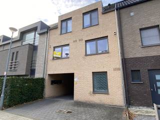 Dit appartement is gelegen in een rustige en doodlopende straat in het centrum van Geel en op wandelafstand van de markt.<br /><br />Via de trap bereiken we de eerste verdieping en betreden we de woning via de woonkamer met open keuken. De keuken is uitgerust met een koelkast, een oven en voldoende kastruimte voor het opbergen van uw keukengerief.<br /><br />Verder hebben we een badkamer met een toilet, een lavabo met spiegel en een douche. De slaapkamer is bovendien voorzien van rolgordijnen.<br /><br />Het terras is gelegen aan de achterzijde en geniet van veel zon en rust.<br /><br />Een autostaanplaats is inbegrepen in de huurprijs.<br /><br />Geen gemeenschappelijke kosten en onmiddellijk beschikbaar.<br /><br />De troeven:<br /><br />- Terras<br />- Autostaanplaats<br />- Rustig gelegen<br />- Op wandelafstand van de markt<br /><br />Heb je interesse? Vraag uw bezoek aan via onze website https://www.immovl.be/te-huur/list en druk op de knop 'IK WENS EEN BEZOEK'.