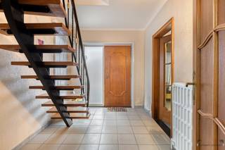 <p><span>Te renoveren halfopen bebouwing met 3 slaapkamers, 2 garages en ruime tuin op topligging in Tessenderlo</span></p><p><span>Op zoek naar een woning met karakter, ruimte én potentieel op een rustige maar centrale locatie? Deze halfopen bebouwing, gelegen in een groene en rustige straat vlakbij het centrum van Tessenderlo, biedt tal van mogelijkheden voor wie zijn droomwoning naar eigen smaak wil renoveren.</span></p><p><span>Op het gelijkvloers betreedt u de woning via de inkomhal die toegang geeft tot de ruime en lichtrijke leefruimte met eetkamer en open keuken. Dankzij de vele ramen geniet u hier van een aangename natuurlijke lichtinval. Aansluitend vindt u nog een veranda, ideaal als extra leefruimte of ontspanningshoek, evenals een praktische wasplaats en een badkamer op het gelijkvloers.</span></p><p><span>De eerste verdieping beschikt over drie volwaardige slaapkamers en een overloop, wat deze woning perfect geschikt maakt voor gezinnen of wie extra ruimte wenst voor bureau of hobbykamer.</span></p><p><span>Buiten troeft het perceel absoluut: met een oppervlakte van ca. 8 are geniet u van een ruime tuin met tal van mogelijkheden om een gezellige buitenomgeving te creëren. Daarnaast zijn er twee garages aanwezig ideaal voor wagens, opslag of werkruimte.</span></p><p><span>Ligging</span><span><br />Schans 21 is rustig en groen gelegen, op wandel- en fietsafstand van het centrum van Tessenderlo. Winkels, scholen, openbaar vervoer en andere voorzieningen bevinden zich vlakbij. Bovendien geniet u van een vlotte verbinding naar omliggende gemeenten en belangrijke invalswegen. Hier woont u rustig, maar toch centraal.</span></p>