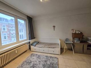 Bright and cozy apartment with elevator – ideal for a single person or couple<br /><br />This pleasant apartment is located on the third floor of a well-maintained building with an elevator and enjoys plenty of natural sunlight thanks to its front-facing location.<br /><br />Upon entering, you are welcomed into the spacious, light-filled living room with an open, fully equipped kitchen. The kitchen includes a dishwasher, stove, fridge with freezer compartment, and combination oven.<br /><br />Furthermore, the apartment includes:<br /><br />- a separate toilet;<br />- a practical storage room;<br />- a comfortable bedroom;<br />- an adjoining bathroom with shower, sink, and washer connection;<br />- an intercom.<br /><br />The rent is €900 per month, plus €95 per month provision for communal costs and heating. Utilities are individual.<br /><br />Interested? Book your on-site visit quickly via info@bvm-vastgoed.be or at the number 016 23 21 45