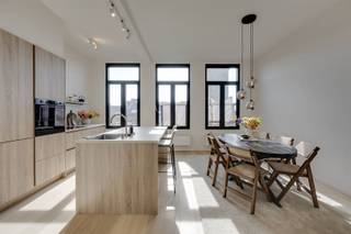 <p>Welcome to Volkstraat, the connection between Nationalestraat and the Museum of Fine Arts. Here you live right in the beating heart of bustling South, with hip cafes, sunny terraces and a unique vibe that makes this neighborhood so beloved.</p><p>Volkstraat: where city and style meet</p><p>This renovation project is located right in Volkstraat, a neighborhood that perfectly embodies the atmosphere of Antwerp South. Everything that makes the city so beloved is within walking distance here: fashion, gastronomy, culture and relaxation.</p><p>Why you want to live here</p><p>- Centrally located in the most lively street of 't Zuid<br />- High-quality renovation with an eye for detail<br />- Spacious living spaces and luxurious finish<br />- Outdoor space<br />- Everything within walking distance: stores, restaurants and culture</p><p>Fourth and fifth floor</p><p>A spacious duplex apartment that turns out with an impressive living space, fully equipped kitchen and a pleasant terrace. There are three spacious bedrooms and two bathrooms - ideal for those seeking luxury and space in the city.</p><p>A home in the epic center of 't Zuid</p><p>Here you don't just live in an apartment, you choose a lifestyle. Have breakfast on a sunny terrace down the street, visit an expo around the corner, or stroll down lively Nationalestraat. This is living in style, in the middle of the city, without sacrificing comfort.</p><p>Discover these unique apartments in Volkstraat and experience living at Zuid at its best. Make an appointment soon at www.sinjoor.be</p>