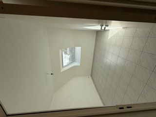 Appartement gelegen in Evergem, op 't Hoeksken. Op de 2de verdieping met een ruime living, een moderne &amp; nieuwe keuken, badkamer, toilet, 2 slaapkamers,, afzonderlijke garage. Achteraan is er nog een terras.<br /><br />Er is een lift in het gebouw, de keuken is nu nieuw geplaatst, voorzien van toestellen. <br /><br />Wenst u deze woning te bezichtigen? Reserveer dan uw tijdslot op het beschikbare bezoekmoment via onze website (immovercruysse.be > te huur > ga naar dit pand > klik op de knop "plan uw bezoek" > reserveer het gewenste tijdslot).<br />Graag ook pas kandidaat stellen na het bezichtigen.