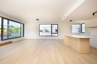 UCCLE – PENTHOUSE d’exception de 140 m² avec terrasse de 30 m², situé dans le prestigieux projet Carré Coghen.Implanté entre le Square Coghen et la...