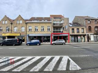 Commercieel gelegen handelsruimte met een oppervlakte van 43 m² te koop langs én met visibiliteit van de bedrijvige Veurnestraat in De Panne.<br />De winkel betreft een open ruimte met vooraan een glazen vitrine. Hierdoor geniet men van een fenomenale zichtbaarheid. In combinatie met de drukke ligging is dit dé ideale locatie voor uw bedrijf! Ruime parkeermogelijkheden in de straat. Beschikbaar bij akte.<br /><br />Contacteer PANORAMA B2B voor bijkomende inlichtingen, plannen of een vrijblijvend plaatsbezoek 0479 70 70 73.