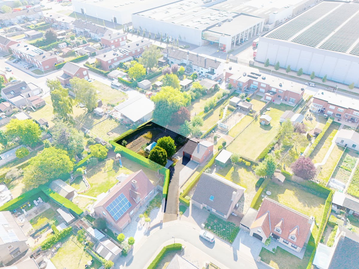 Bouwgrond van 554 m² met uitweg, garage en carport - foto 1