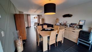 <strong>Instapklare, energiezuinige woning met topligging in Roeselare</strong><br /><br />Op zoek naar een recente woning die <strong>comfort, rust</strong> én een centrale ligging combineert?<br />Dan is deze <strong>instapklare woning </strong>in een <strong>doodlopende straat</strong>, vlak bij het centrum van Roeselare, precies wat u zoekt.<br /><br />De woning beschikt over een inkomhal met gastentoilet, een <strong>lichtrijke leefruimte met open keuken</strong> en een inpandige <strong>garage</strong>.<br />De praktische indeling en het hedendaags wooncomfort maken dit een aangename thuis voor elke levensfase.<br /><br />Op de verdieping bevinden zich <strong>drie volwaardige slaapkamers</strong>, een <strong>moderne badkame</strong>r met dubbel lavabomeubel, bad en douche, en een afzonderlijk toilet. Extra bergruimte is voorzien op de zolder.<br /><br />Buiten geniet u van een <strong>westelijk</strong> georiënteerde tuin met terras, perfect om ’s avonds te ontspannen in de zon.<br /><br />Deze woning is <strong>ideaal voor starters </strong>die zonder zorgen willen verhuizen, <strong>perfect voor gezinnen</strong> dankzij de rustige straat en functionele indeling, en zeer <strong>interessant voor investeerders</strong> door de vlotte verhuurbaarheid, e<strong>nergiezuinigheid en centrale ligging</strong> met blijvende vraag op de huurmarkt.<br />Een buitenkans voor wie <strong>comfortabel en zorgeloos</strong> wil wonen of investeren<br /><br />Neem contact voor vrijblijvend bezoek via 051 21 11 11 of matias@imfiro.be