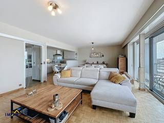 Dit appartement bevindt zich op de vierde verdieping van een verzorgd gebouw met lift. De inkomhal biedt toegang tot een lichtrijke leefruimte met...