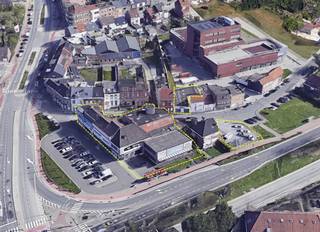 Emplacement exceptionnel en bord de la très fréquentée Woluwelaan à Machelen. Ce bâtiment multifonctionnel offre de nombreuses possibilités aux entreprises à la recherche d'un établissement bien accessible et bien visible.<br /><br />Le bien comprend :<br />• Bâtiment principal : ± 1.600 m²<br />• Entrepôt : 320 m²<br />• Parking : 380 m²<br />• Surface totale : ± 2.300 m²<br /><br />Le bâtiment est partiellement à rénover, ce qui offre la possibilité d'aménager le bien entièrement selon vos besoins et votre identité visuelle.<br />Loyer : 18.000 € / mois<br />Prix de vente : sur demande<br /><br />Intéressé(e) ou besoin de plus d'informations ? N'hésitez pas à nous contacter au 02.462.32.00.