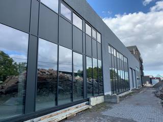 Nieuwbouw bedrijfsgebouw te huur met een oppervlakte van 1.101 m² bestaande uit 673 m² opslagruimte in combinatie met 214 m² showroom en 214...