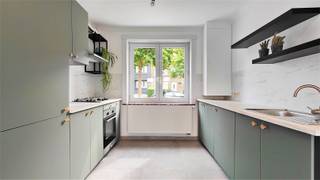 In deze groene, boomrijke straat met een leuk speelplein op het einde, bieden we deze van kop tot teen vernieuwde, knusse woning mét tuin aan...