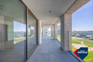 Op de hoek van de Victorialaan en de Fortstraat verrijst residentie Arcade, een luxueus woonproject met tijdloze architectuur. Dankzij de elegante vormgeving en stijlvolle verspringingen straalt dit gebouw pure klasse uit. Vanuit uw appartement geniet u van een adembenemend uitzicht op CentralPark@Sea, een unieke troef die elke dag opnieuw voor een instant vakantiegevoel zorgt. Dit appartement op de vijfde verdieping beschikt over twee ruime slaapkamers en werd afgewerkt met kwaliteitsvolle materialen, wat garant staat voor een hoge afwerkingsgraad en een instapklare woonervaring. Daarnaast beschikt het gebouw over een gemeenschappelijke fietsenberging, wat zorgt voor extra comfort en gemak. Laat u verleiden door de combinatie van stijlvol wonen en ultiem wooncomfort. Contacteer ons vandaag nog voor meer informatie of een bezoek aan deze exclusieve wooneenheid. Verkoop onder btw stelsel.<br />