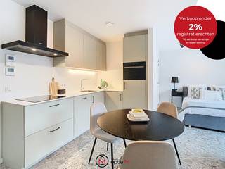 <h2><span><span>Deze energiezuinig studio is gelegen op de Burgemeester Bollenstraat in Hasselt. </span></span></h2>
In een recent en kleinschalig woonproject, vlak bij alle hotspots van Hasselt, staat deze slimme studio te koop. Hier woon je midden in de stad Hasselt, met alles op wandelafstand: van gezellige horeca tot winkels, openbaar vervoer en sportfaciliteiten. Een ideale plek voor wie op zoek is naar een compacte, praktische thuis of een interessante investering.<br /><br />Deze studio in Hasselt heeft een doordachte indeling. De open leefruimte combineert een moderne keuken met een gezellige woon- en slaaphoek. Alles is tot in de puntjes afgewerkt en volledig instapklaar. De keuken is voorzien van kwaliteitsvolle toestellen en duurzame materialen. De badkamer is stijlvol en praktisch, met een inloopdouche, lavabo en toilet.<br /><br />De grote troef? Hier woon je futureproof. Met een warmtepomp, zonnepanelen en een uitstekend EPC-label A, ben je verzekerd van een laag energieverbruik en maximaal wooncomfort, nu en in de toekomst. Mogelijkheid om een autostaanplaats bij te kopen.<br /><br /><strong>Wat is er INBEGREPEN?</strong>
<ul>
<li>Gemeenschappelijke fietsenberging</li>
<li>Privatieve kelderruimte ter waarde van € 3.000</li>
<li>Alle aansluitingen voor de nutsvoorzieningen ter waarde van € 1.800</li>
<li>De studio is professioneel geschilderd ter waarde van € 6.000</li>
<li>Verlichting werd reeds geïnstalleerd ter waarde van € 1.500</li>
</ul>
VG - WG - GMO - GVKR - GVV<br /><br /><strong>Zin om deze studio van dichtbij te ontdekken?</strong><br />Mail carine@optie-m.be of bel haar op 0478 41 58 70. Ze maakt graag tijd voor jou!<br /><br />Wens je graag een gratis en vrijblijvende schatting van je woning? Contacteer ons gerust voor een afspraak.