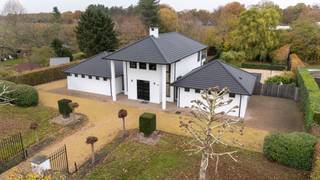 <p><strong>Centraal gelegen open bebouwing met panoramisch zicht en grote tuin</strong></p>
<p>Ontdek deze recente deels gerenoveerde open bebouwing in het hart van Merksplas. De woning combineert ruimte, comfort en rust op een toplocatie vlak bij alle voorzieningen.</p>
<p>Binnenin geniet je van een ruime leefomgeving met een lichtrijke woonkamer die uitkijkt op uitgestrekte weidevelden, een prachtig panoramisch zicht dat elke dag rust en natuurbeleving brengt. De woning beschikt over <strong>vier volwaardige slaapkamers</strong>, waarvan enkele zich op het gelijkvloers bevinden, ideaal voor wie gelijkvloers wil wonen. De <strong>ruime badkamer</strong> is praktisch en hedendaags ingericht.</p>
<p>De woning is opgefrist met <strong>duurzame materialen</strong> en biedt tal van <strong>bergruimtes</strong>. Buiten is het volop genieten in de <strong>grote, volledig omheinde tuin</strong> met <strong>zwembad,</strong> een echt vakantiegevoel in eigen tuin.</p>
<p>Dankzij de centrale ligging woon je <strong>overal dichtbij</strong>, terwijl je toch volop geniet van <strong>rust en privacy</strong>.</p>
<p><strong>Troeven:</strong></p>
<ul>
<li>
<p>4 slaapkamers (waarvan meerdere gelijkvloers)</p>
</li>
<li>
<p>Grote, omheinde tuin met zwembad</p>
</li>
<li>
<p>Woonkamer met panoramisch zicht</p>
</li>
<li>
<p>Ruime badkamer</p>
</li>
<li>
<p>Recent deels gerenoveerd met duurzame materialen</p>
</li>
<li>
<p>Centrale, doch rustige ligging</p>
</li>
<li>
<p>Voldoende bergruimte</p>
</li>
</ul>