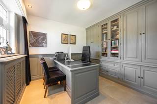 <p>Palton troeven:<br />- Luxueuse Villa<br />- Energiezuinig (energielabel B!)<br />- Hoogwaardige afwerking<br />- Zonnepanelen ( 26 stuks)<br />- Verwarmd zwembad <br /><br />Welkom bij Steenweg Weelde 16 te Poppel! Hier vindt u deze schitterende villa op een perceel van circa 1.553 m². De woning is afgewerkt met hoogwaardige materialen en straalt een perfecte balans uit tussen modern comfort en stijlvolle elegantie. <br /><br /><span>Deze sfeervolle instapklare villa</span> verwelkomt u via een royale inkomhal met vestiaire en gastentoilet. Vanuit de hal heeft u directe toegang tot een <span>praktische kantoorruimte</span>, ideaal voor thuiswerk.</p>
<p>De leefruimte werd ontworpen met veel aandacht voor licht en openheid. Grote raampartijen zorgen voor een aangename connectie met de tuin. De gezellige zithoek vloeit mooi over in de eetkamer die centraal in de woning werd geplaatst en perfect geschikt is voor sfeervolle diners met familie en vrienden. Dankzij de brede schuiframen staan de leefruimte, de tuinkamer en het terras in directe verbinding met elkaar.</p>
<p>De royale leefkeuken is voorzien van kwalitatieve inbouwtoestellen. Door haar centrale ligging behoudt u vanuit de keuken een mooi zicht op zowel de voorzijde van de woning als op de tuin aan de achterzijde. Het ruime kookeiland vormt een gezellige ontmoetingsplek voor een ontbijt, een drankje of een ontspannen koffiemoment.</p>
<p>Grenzend aan de keuken bevindt zich een praktische bijkeuken met wasfaciliteiten en een directe doorgang naar zowel het terras als de ruime inpandige garage.</p>
<p>De tuinkamer vormt een aangename uitbreiding van de leefruimte en creëert een mooie overgang tussen binnen en buiten. Dankzij de heaters en de gashaard is deze ruimte het hele jaar door te gebruiken. Tijdens warme dagen kunnen de glazen wanden volledig geopend worden, zodat u optimaal van de tuin kunt genieten.</p>
<p>Op de eerste verdieping komt u uit bij de master bedroom, uitgerust met een ruime dressing en een luxueus ingerichte badkamer met douche, ligbad, dubbele wastafel verwerkt in meubilair en een afzonderlijk toilet.</p>
<p>Naast de hoofdslaapkamer beschikt deze villa over twee volwaardige, extra slaapkamers. Eén van deze kamers is momenteel ingericht als een gastenkamer met eigen badkamer.</p>
<p>Buiten wacht een oase van rust en ontspanning. De magnifieke tuin beschikt over een uitnodigend zwembad en een overdekt terras met bar. Een heerlijke plek voor lange zomeravonden. Het multifinctionele poolhousse maakt het plaatje compleet.</p>
<p>Achter op het perceel staat een vrijstaande carport met extra berging, een discrete stalruimte voor eventueel een camper of handige opslagruimte.<br /><br /><span>Kortom laat u betoveren door de charme en het comfort van deze instapklare villa.<br /></span><br /><span>Neem dan snel contact op via Judith@palton.be of bel naar +32492-78 31 74.</span></p>
<p></p>