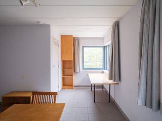 Zeldzaam aanbod - 9 studio’s en 1 appartement op een strategische ligging nabij het befaamde Miljoenenkwartier.<br /><br />De 9 studio’s variëren in oppervlakte van 25 m² tot 40 m² en bieden elk een aangenaam volume met een leefruimte, eetplaats, slaaphoek, open kitchenette en douchekamer. Het appartement gelegen op de derde verdieping telt 2 slaapkamers en beslaat 70 m² bewoonbare oppervlakte.<br /><br />Op het gelijkvloers bevindt zich een gemeenschappelijke fietsenberging en vuilnisberging.<br /><br />De units realiseren een interessant rendement dankzij hun strategische ligging, de verzorgde staat en de aangename lichtinval, wat zorgt voor een constante bezetting.<br />Ze beschikken over gunstige EPC-scores variërend van 202 kWh/m²/jaar tot 294 kWh/m²/jaar en geldige conformiteitsattesten zodat u zorgeloos kan verhuren.<br /><br />Uiterlijk bij akte zullen conforme keuringsattesten elektriciteit worden afgeleverd, de asbestattesten zijn in aanvraag.<br /><br />Ook op vlak van mobiliteit is de ligging bijzonder interessant, met het station Gent-Sint-Pieters, het stadscentrum en belangrijke invalswegen op wandel- en fietsafstand.<br /><br />Een sterke investeringsopportuniteit, gedragen door de aanhoudende vraag en het beperkte aanbod aan kwalitatieve studio’s op de Gentse vastgoedmarkt.