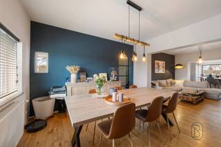 <p>Prachtig gelegen en gerenoveerde woning met super ligging midden in de velden, waar rust, privacy en open zichten centraal staan. Deze kwalitatief afgewerkte woning (renovatie 2026) bevindt zich op een perceel van 620 m² en combineert ruimte, energiezuinigheid en hedendaags comfort.<br /><br />INDELING:<br />Lichtrijke leefruimte met warme parketvloer en hoogwaardige afwerking. In de nieuwe aanbouw (2025) bevind zich de volledig geïnstalleerde keuken met praktisch keukeneiland is uitgerust met stoomoven, dubbele oven, vaatwasser en een Amerikaanse koelkast met wijnkoeler en ijsmaker. De Marokkaanse tegeltjes als splashwand geven extra karakter. <br /><br />Op het gelijkvloers bevindt zich eveneens een bureau, wasplaats, kelder en een slaapkamer met ensuite badkamer én aparte toegang tot de tuin, ideaal voor cohousing, kangoeroewonen of praktijk aan huis.<br /><br />Op de verdieping zijn er 4 slaapkamers en een tweede badkamer met douche en ligbad aanwezig. De inrichtbare zolder biedt de mogelijkheid tot het creëren van 2 extra kamers.<br /><br />De woning beschikt over een nieuw dak, centrale verwarming op gas, airco in de volledige woning én een waterontharder. De elektriciteit is conform en er is een laadpaal voor elektrische voertuigen voorzien.<br /><br />BUITEN:<br />Oostgerichte tuin (±460 m²) met terras en meerdere parkeerplaatsen voor de woning. Er is eveneens een bijgebouw voor extra stockage, of om om te toveren tot garage.<br /><br />Een ideale woning voor gezinnen die ruim en rustig willen wonen, of voor wie cohousing wil combineren met modern wooncomfort in een landelijke omgeving.<br /><br />Bezoek na afspraak met Immo Beguin, jouw vastgoedexpert sinds 2009.<br />✉️ info@immobeguin.be</p>