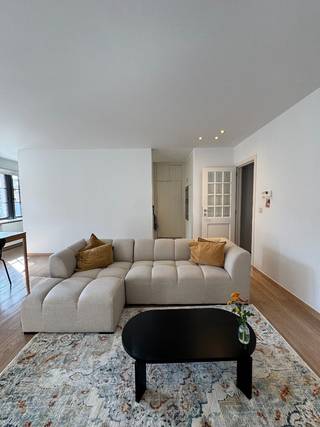 TE HUUR - GENT. Dit stijlvolle appartement combineert hedendaags wooncomfort met authentieke charme op een toplocatie in de stad. Dankzij de hoogwaardige afwerking geniet u hier van een instapklare woonervaring in een stijlvol en lichtrijk geheel.<br /><br />De royale leefruimte baadt in natuurlijk licht door de grote raampartijen en creëert een aangename, open sfeer met een mooi uitzicht als extra troef. De volledig uitgeruste keuken sluit naadloos aan op de leefruimte die het perfecte decor vormt voor zowel gezellige diners als rustige avonden thuis.<br /><br />Het appartement beschikt over twee slaapkamers, waarvan één toegang biedt tot een aangenaam balkon. Ook de badkamer werd met oog voor detail afgewerkt in kwalitatieve materialen en voorzien van alle hedendaags comfort. Verder is er een praktische berging aanwezig met aansluitingen voor wasmachine en droogkast.<br /><br />Met een EPC-score van 110 en energielabel B woont u hier bovendien energiezuinig en comfortabel.<br /><br />De ligging vormt zonder twijfel een extra meerwaarde: op wandelafstand vindt u winkels, horeca en openbaar vervoer, waardoor u optimaal geniet van alles wat Gent te bieden heeft.<br /><br />Huurprijs: € 1.400 per maand, inclusief kosten.