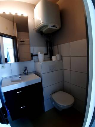 Instapklare studio in erkende studentenresidentie in de Hoogstraat, op slechts 10 min. wandelen van de Korenmarkt, 4e verdieping. Interessante prijs, voor de snelle beslissers!<br />Indeling: inkom, living met keukenblokje, douchekamer met toilet en wastafel. Geen asbest, conforme elektriciteitskeuring.<br />Beneden is er een overdekte, afgesloten fietsenberging. Aandelen gebouw: 121/10.000sten, maandelijkse kosten ong.65 euro, inclusief brandpolis en poetsfirma.<br />Het gebouw is onderhoudsvriendelijk, heeft een recent vernieuwde lift, syndicus, vast internet in elke studio, kunststof water- en afvoerleidingen, individuele tellers en er zijn geen gas- of chauffageleidingen die zouden kunnen lekken...<br />Met een oppervlakte van 14,5 m² is deze studio ideaal voor uw studerende kinderen. <br />Geen domicilie mogelijk!