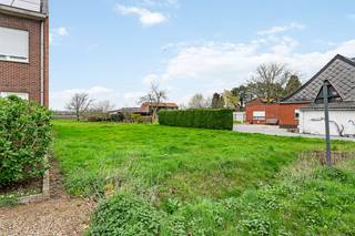 Op een uitstekende locatie te Putte bevindt zich deze bouwgrond van 1090 m² voor een halfopen bebouwing. U geniet hier van een uitstekende ligging met een prachtig zicht op de achterliggende weilanden en in de nabijheid van winkels, scholen en het openbaar vervoer. <br /><br />Deze bouwgrond biedt tal van stedenbouwkundige mogelijkheden. De render geeft een indicatieve weergave van een mogelijke woning volgens de geldende bouwvoorschriften conform de verkaveling.<br /><br /><u>Bouwvoorschriften</u>:<br />- Halfopen bebouwing<br />- Max. bouwdiepte is 17m.<br />- Hellende dakvorm (dakhelling tussen 15° en 35°)<br />- Max. kroonlijsthoogte is 6m.<br />- Bijgebouw is toegelaten<br /><br />Dit is een uitstekende opportuniteit als u op zoek bent naar een bouwgrond voor een halfopen bebouwing te Putte. Contacteer ons voor meer informatie op 0480/66 14 77 of neem een kijkje op www.boonstravastgoed.be .<br /><br />Bijzonderheden:<br />- Perceel = 1090 m²<br />- Uitstekende ligging<br />- Halfopen bebouwing 