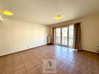 Goed gelegen appartement op een boogscheut van de Markt bestaande uit inkomhal met opbergkast, gezellige leefruimte, open keuken, 1...