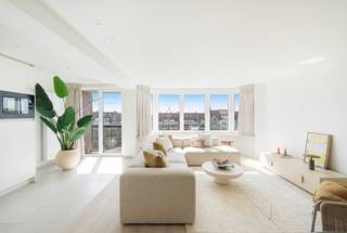 Dit groot (woon)appartement is goed en zonnig gelegen op de Graaf d'Ursellaan te Knokke-Heist.<br /><br />Indeling: Grote inkomhall met vestiaire, gastentoilet, ruime lichtrijke leefruimte met open zichten, zuidgericht terras vooraan, volledig ingerichte nieuwe keuken, bergkast met ruimte voor wasmachine en droogkast, twee ruime slaapkamers met inbouwkasten, badkamer met inloopdouche, toilet en lavabo, terras achteraan met bergkast.<br /><br />Volledig vernieuwd met oog voor smaak en detail, elektriciteit conform gekeurd, zeer energiezuinig label A met nieuwe energiezuinige verwarmingsketel.<br />Privatieve kelderberging en fietsenberging aanwezig.<br /><br />Het perfecte tweede verblijf of woonappartement op enkele passen van de zeedijk.<br /><br />Info en bezoek bel Andries De Leyn 0472 53 66 09