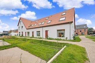 Een iconische site uit de jaren ’60 krijgt een volledig nieuwe bestemming: een exclusief woonproject met slechts 16 unieke woningen. Hier wordt nieuwbouw gecombineerd met het karakter van de bestaande gebouwen, wat zorgt voor een mooi geheel.Stap je woning binnen via de inkomhal en ontdek een praktische indeling met toilet, woonkamer en een open keuken die dankzij grote raampartijen prachtig uitzicht biedt op de tuin. Achter de keuken vind je bovendien een handige berging.Op de bovenverdieping wachten twee slaapkamers en een badkamer.Bij Cirk woon je volledig privé, maar profiteer je ook van een rijk aanbod aan gedeelde luxevoorzieningen; aangelegde tuin, zwemvijver, sauna, fietsenparking, gezellige keuken met zithoek, polyvalente ruimte, gastenverblijf, boomgaard,...Extra pluspunt: deze woningen vallen niet onder BTW, waardoor je kan profiteren van registratierechten.Een zeldzame kans om comfortabel, stijlvol en verbonden te wonen in een unieke setting.Klinkt dit als jouw ideale woonplek? Maak een afspraak en ontdek jouw toekomstige woning! Neem contact op via laura.vanhelmont@dewaele.com of bel 011 30 50 50.